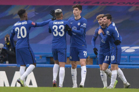 《那些具有争议的球场设计：为何有些球场对外野手极不友好？》