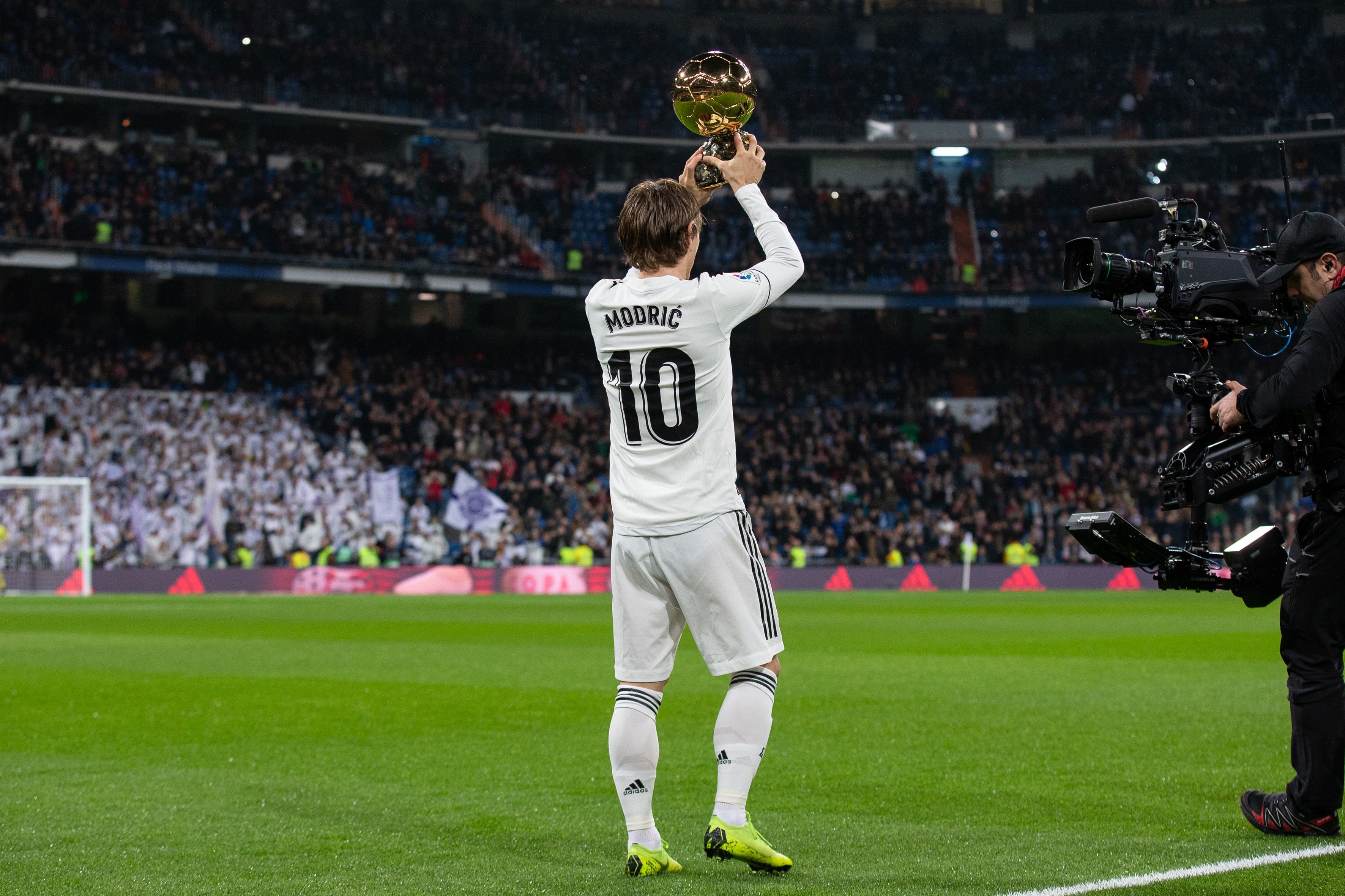 罗马诺在个人社媒上夸赞亚马尔，米兰前锋莱奥点赞