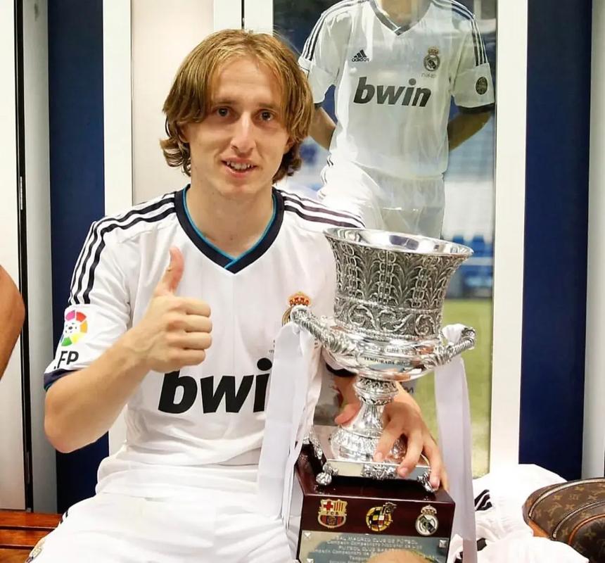 足球中超球队失误频频，主帅暴怒